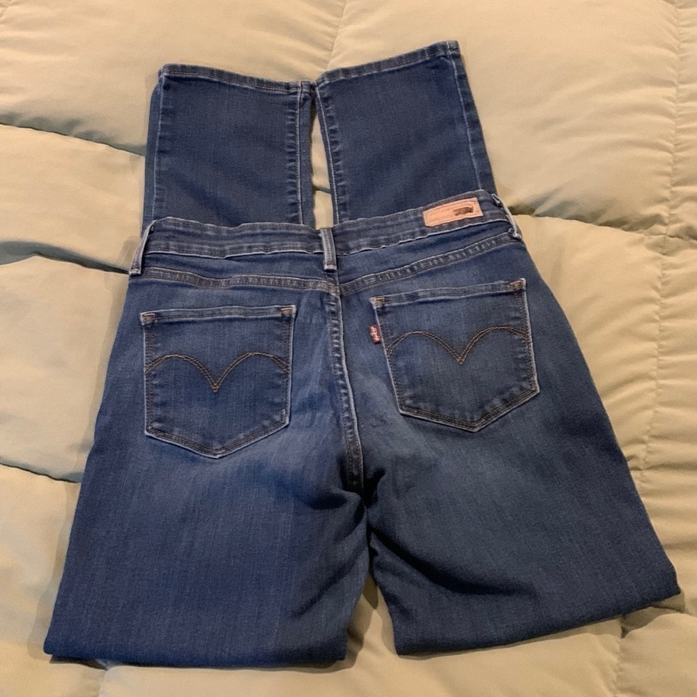 Levi’s red tag mid rise Womens Jean. Size 27x32(tag).​​​​​​​​​​​​​​​​​​​​​​